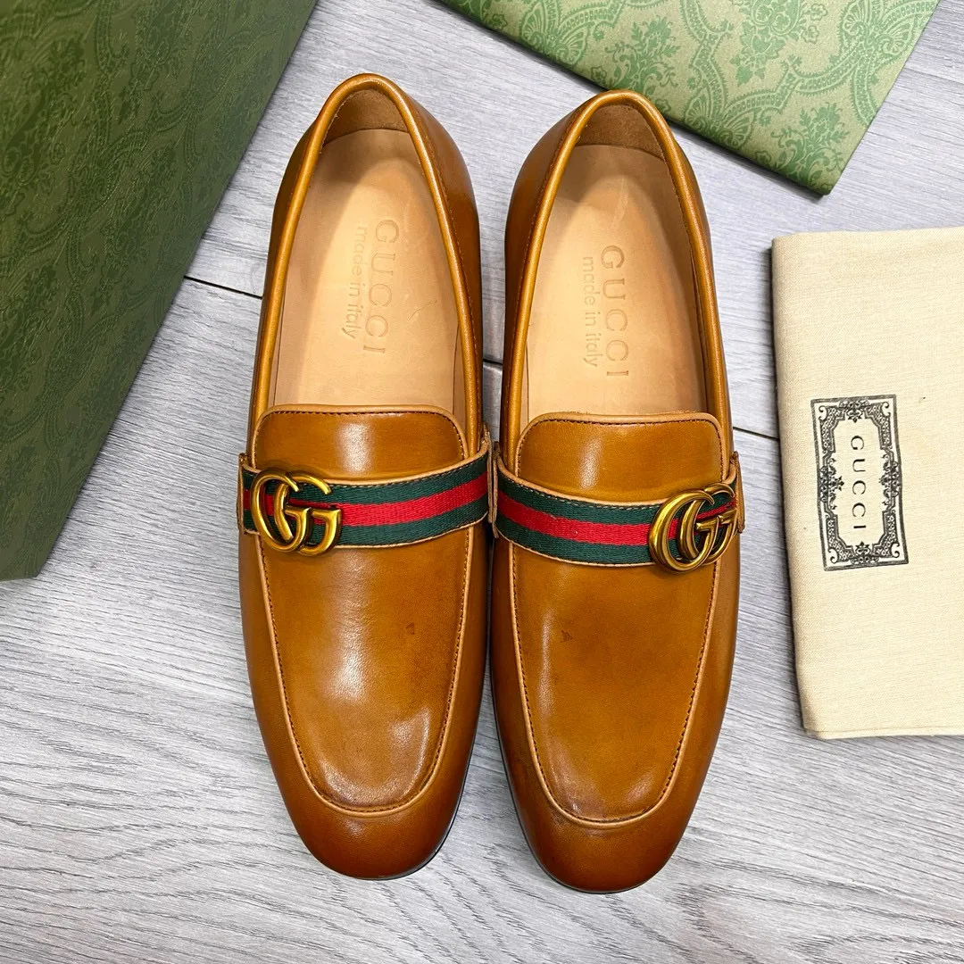 Factory price: 500💰-Gucci men’s formal leather shoes! Genuine molded horsebit, a classic must-have for your shoe cabinet! The feet are particularly delicate! This Gucci original version is a set last, and we are consistent with the counter! Therefore, it is more comfortable in terms of last shape and comfort! Take it to the counter and compare at will! Good shoes are more than just what they make! But grasp the essence from the inside out! Material: Imported first-layer cowhide! Genuine leather outsole imported from Italy, size: 39-44 (38/45 customized, non-refundable)